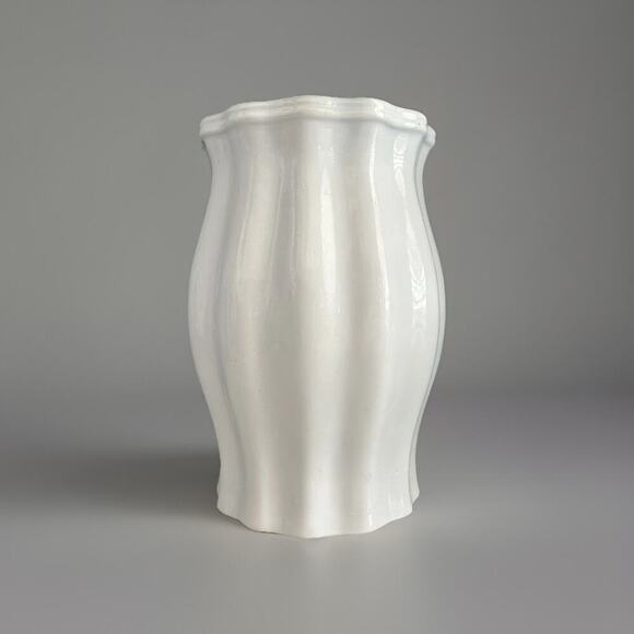 9 1/4” Tall White Vase Vintage WCL Scalloped Home Decor Table Centerpiece Entry - Picture 2 of 16
